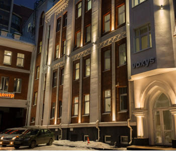 Освещение фасада административного здания