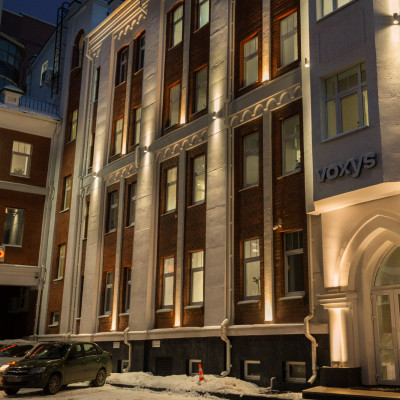 Освещение фасада административного здания