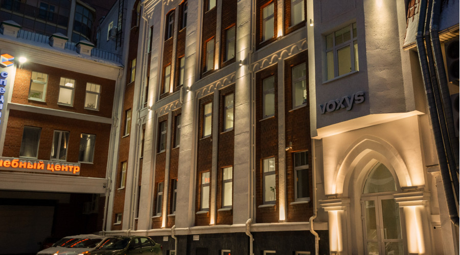 Освещение фасада административного здания