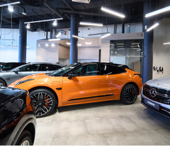 Освещение автосалона электромобилей