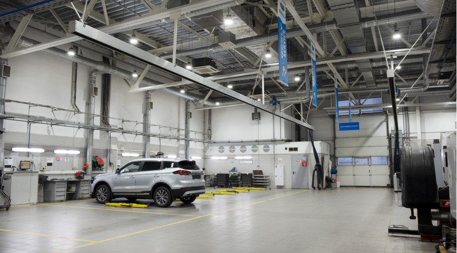 Автосалон Geely: внутреннее освещение для СТО
