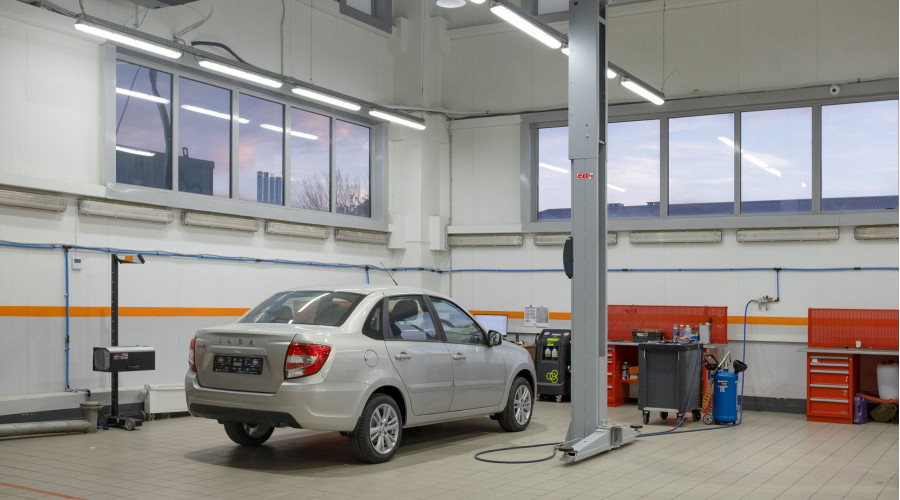 Автосалон LADA: внутреннее освещение для СТО