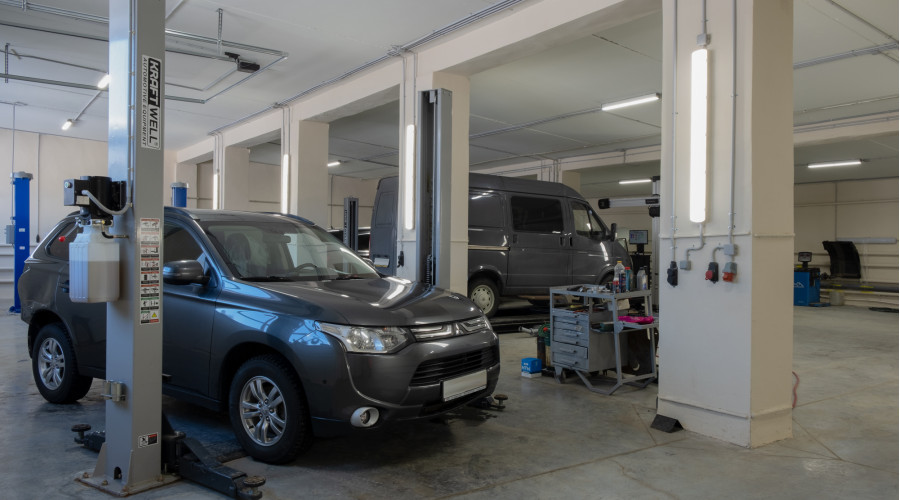 Автосервис «Автоцвет»: замена люминесцентных светильников