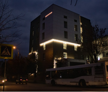 Клинический центр: архитектурная подсветка здания 