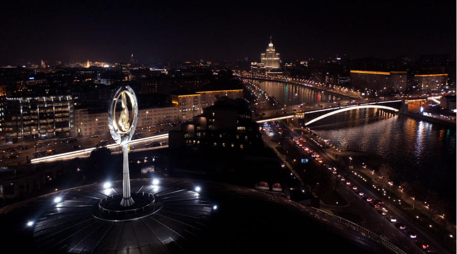 Московский международный Дом музыки: подсветка эмблемы на крыше