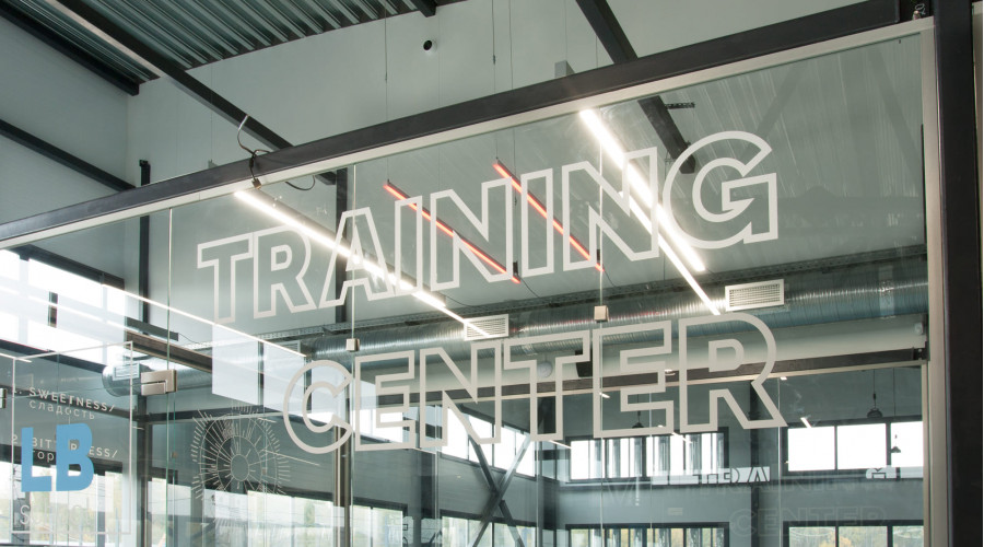 Офис «Lazy Barista»: освещение производственной и рабочей зон