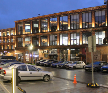 ООО «Аллюминейт»: фасадное освещение офисного комплекса