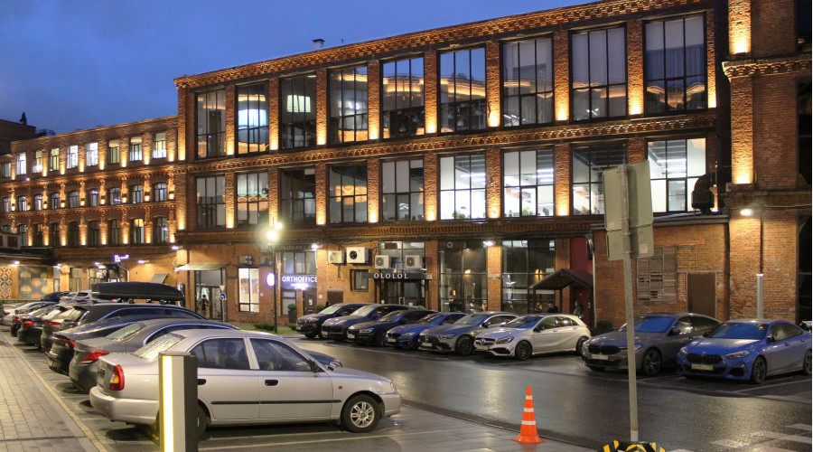 ООО «Аллюминейт»: фасадное освещение офисного комплекса