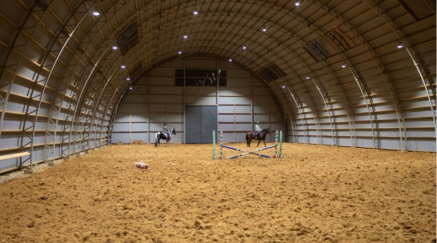 Освещение ангара для конного спорта