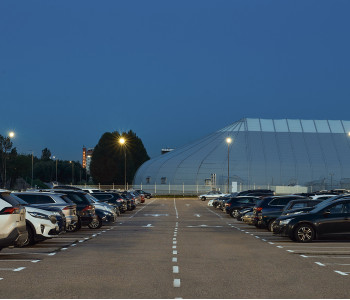 Освещение автомобильной парковки в аэропорту Домодедово
