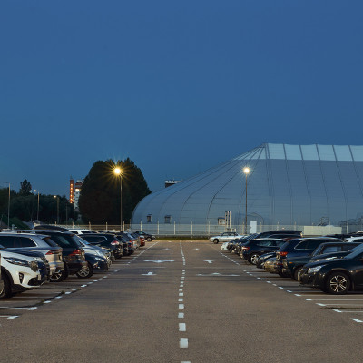 Освещение автомобильной парковки в аэропорту Домодедово
