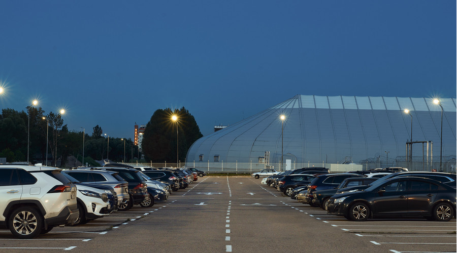 Освещение автомобильной парковки в аэропорту Домодедово