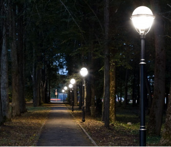 Парк в Рыбинске: замена устаревших опор и источников света 