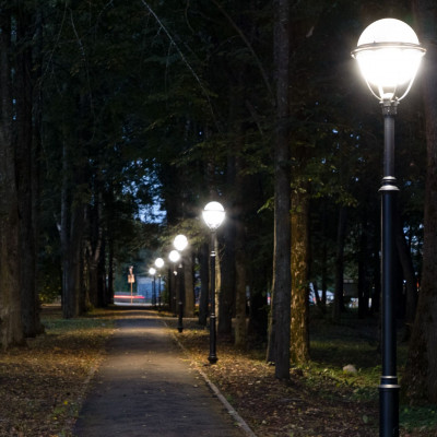 Парк в Рыбинске: замена устаревших опор и источников света 