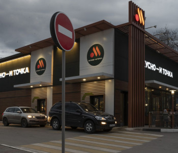 Ресторан «Вкусно — и точка»: архитектурная подсветка здания 