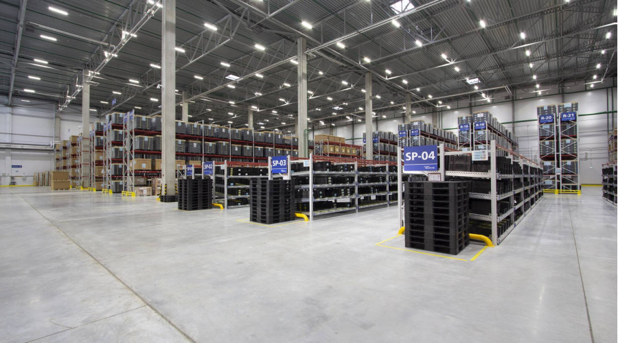 Склад холдинга «Адамант»: внутреннее освещение территории