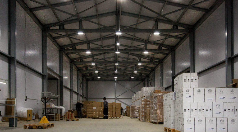 Склад ООО «РестИнтернэшнл»: замена устаревших светильников