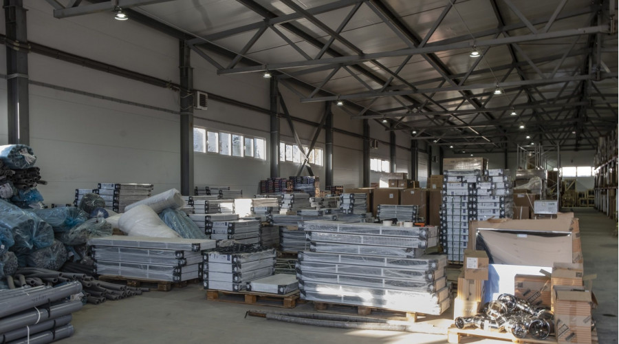 Склад сантехники: внутреннее освещение нового помещения  