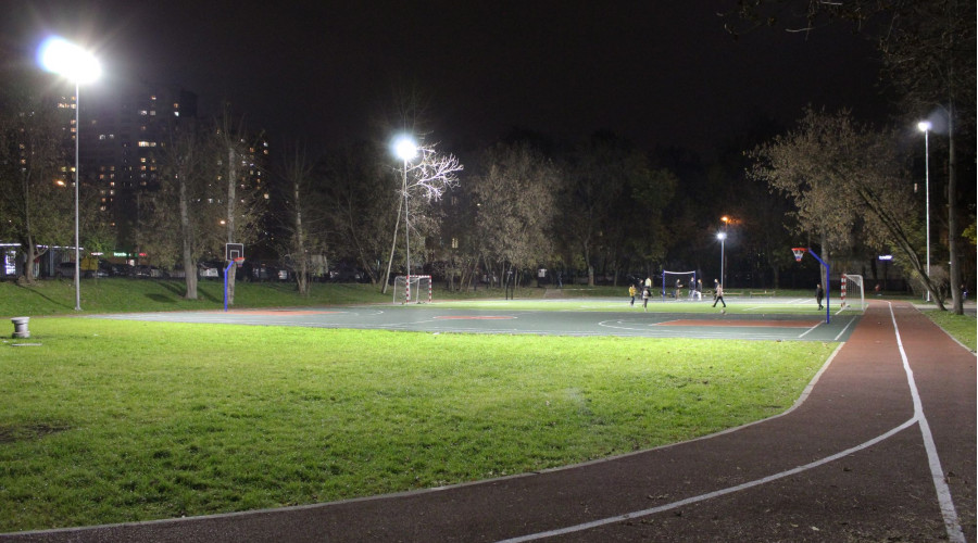 Спортивная площадка школы: замена металлогалогенных ламп