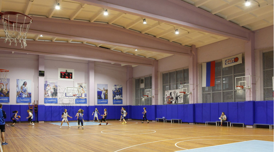 Спортивная школа: освещение зала для мини-футбола 