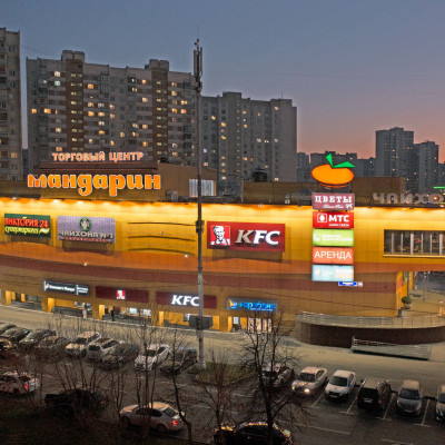 ТЦ «Мандарин»: освещение фасада и прилегающей территории