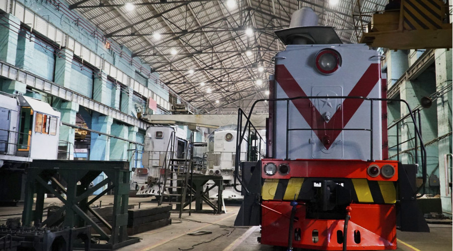 Тепловозоремонтный завод: внутреннее освещение