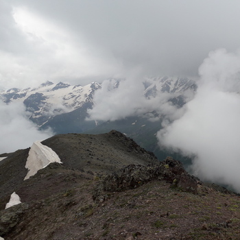 Горная гряда в 3 км от вершины Эльбруса